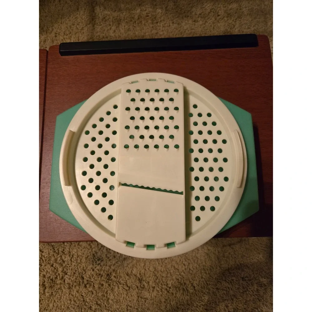 Tupperware vintage grate